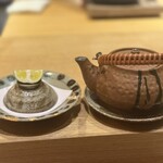 くずし 之助 - 土瓶蒸し、器も静岡の人が作ってるとのこと。