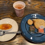 TAOYA - ウェルカムスイーツいろいろ　他に甚五郎煎餅、柿の種