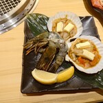 黒毛和牛一頭買い焼肉 道頓堀みつる 総本店 - 海老の塩焼き+帆立のバター焼き