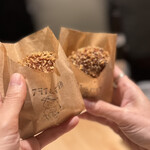 肉のウヱキ - 熱々です。一口目はそのまま、二口目はソースで。