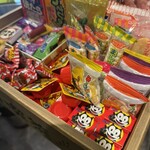 肉のウヱキ - 帰りに駄菓子おひとつ選べます。