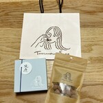 Tatsunori Sato - (左)日本酒ボンボンショコラ
                                (右)マシュマロショコラ(ミルク)