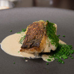 リベルタス - ４）道産の鱈のロースト、白ワインのソース、ハーブを使ったパウダー