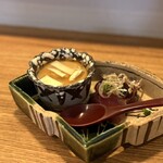 カジュアル割烹 とのみず - お通し（鱧と松茸の茶碗蒸し、戻り鰹の炙り）
