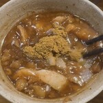 いかれたヌードル フィッシュトンズ - 特製カリー粉とザク切り玉葱を投入