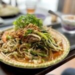 GIA DINH - フォーを炒めたベトナム風焼きそばは牛肉たっぷり♪  野菜はカラシナ、ニンジン、玉ねぎ、もやしが炒められ、パクチーとオニオンフライが乗っています。
                                醤油ベースなので日本人にも食べやすい♪(*´ч`*)