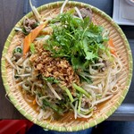 GIA DINH - 牛肉フォー炒め（phở xào bò  ¥850税込）
      セットB（揚げ春巻きネム・ザン（Nem rán)、チェー（Chè）¥320税込） 