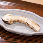 勢麟 - ツガマツタケの炭火焼き