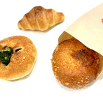 ペンギンベーカリー - 北海道産小麦のミニクロワッサン
            十勝コーンとイベリコ豚ベーコン焼きカレーパン
            北海道産牛のカレーパンフォンデュ