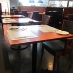 エノテカ・オルモ・デル・カウカソ - この日はお客さんが少なかったのでテーブル席を