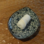 Sola - おしぼりは、固まったものにお湯を注いでふくらませます。