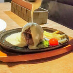 チーズ料理レストラン VOLENTE-048 - 熱々のハンバーグにたっぷりとかけられるフォンデュソース。