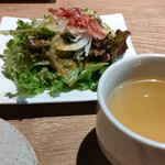 チーズ料理レストラン VOLENTE-048 - ランチセットに付くサラダとスープ。