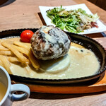 チーズ料理レストラン VOLENTE-048 - ソースで満たされた熱々の鉄板。まさにチーズの海。