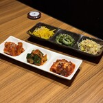 焼肉 ジパング - キムチもナムルの盛り合わせ