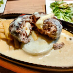 チーズ料理レストラン VOLENTE-048 - ハンバーグをカット！中からもとろ〜りチーズが溢れ出す、至福の瞬間。