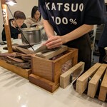 326172158 - 女将さんが鰹節をその場で削り、提供