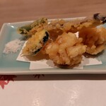 大衆肉割烹 にく久 - 白子と野菜の天ぷら