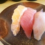 Heiroku Sushi - トロ三昧（トロサーモン、中トロ、バチマグロはらす）