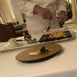 東京ディズニーシー・ホテルミラコスタ - お肉とソースを盛り付けてくださるシェフ