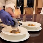 東京ディズニーシー・ホテルミラコスタ - 最後の仕上げでトリュフをスライス中