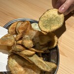 肉のウヱキ - のり塩ポテトチップス　495円　厚みある揚げたて、青のりたっぷり、他の席へ運んでるのを見てつい注文。わさびマヨが合う！