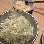 肉のウヱキ - お通し@200円　キャベツと自家製タルタル （キャベツがふわふわ！氷で冷やされてて感動）