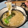 軒下弁当　軒下食堂 - かけうどん(税込450円)
トッピングは刻み油揚げ&とろろ昆布&刻み青葱&天かす
おつゆは甘めで業務用のおつゆという感じ
麺は軟らかく細めの饂飩、ツルツル
駅うどんみたいな感じでした