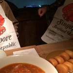 揚げパンと紙エプロン