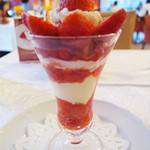 ストロベリーパフェ