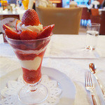 ストロベリーパフェ