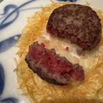 アピシウス - 国産黒毛和牛ロース挽き肉の半生ステーキ ビトークアピシウス風　中はこんな感じ