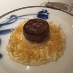 アピシウス - 国産黒毛和牛ロース挽き肉の半生ステーキ ビトークアピシウス風　まさしく王道。