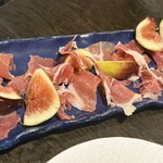 スペインバル・ジローナ - ハモンセラーノとイチジク