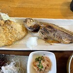 平塚漁港の食堂 - アジフライに白グチの塩焼き
