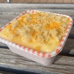 PHONG LOAN BAKERY - トッピングは豚肉のでんぶと塩たまご。その下は特製マヨソース