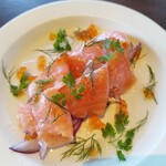 たてしな湖畔エプロンマーク - 信州サーモンのカルパッチョ