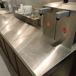 シェイクシャック - セルフでケチャップ、マスタードスタンド