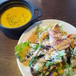 たてしな湖畔エプロンマーク - ランチセットのかぼちゃスープとミニサラダ
