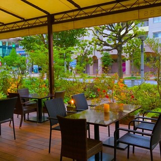 開放感のあるテラスでお食事を楽しめる(季節にて閉鎖期間あり)