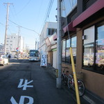 にし与 - 外の看板遠景