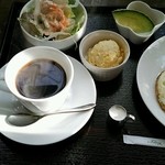 Kissa Chikuei - コーヒーモーニングのサラダ、小鉢のポテトサラダ、メロン、ホットコーヒー
