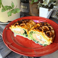 タスマニアサーモン、平貝、海老のパイ包み焼き