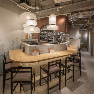 柔らかなライトが優しく包み込む。落ち着きある雰囲気を肴に一献