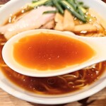 磨宝の鶏中華そば てらうち - 醤油の存在感がある甘めのスープ
      鶏油がしっかり利いています