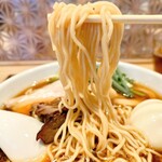 磨宝の鶏中華そば てらうち - 卵をリッチに使った太麺とは違う、よりシンプルな細麺