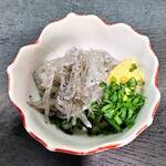味処 まるたか - 本日の刺身（生シラス）