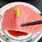 味処 まるたか - 中トロ刺身（アップ）