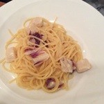 アプリーレ - ホタテとトレヴィスのクリムソーススパゲティ