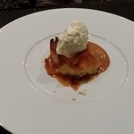 フランス料理　レネ - クリームブリュレフランベ…、リンゴのブランデー漬け！